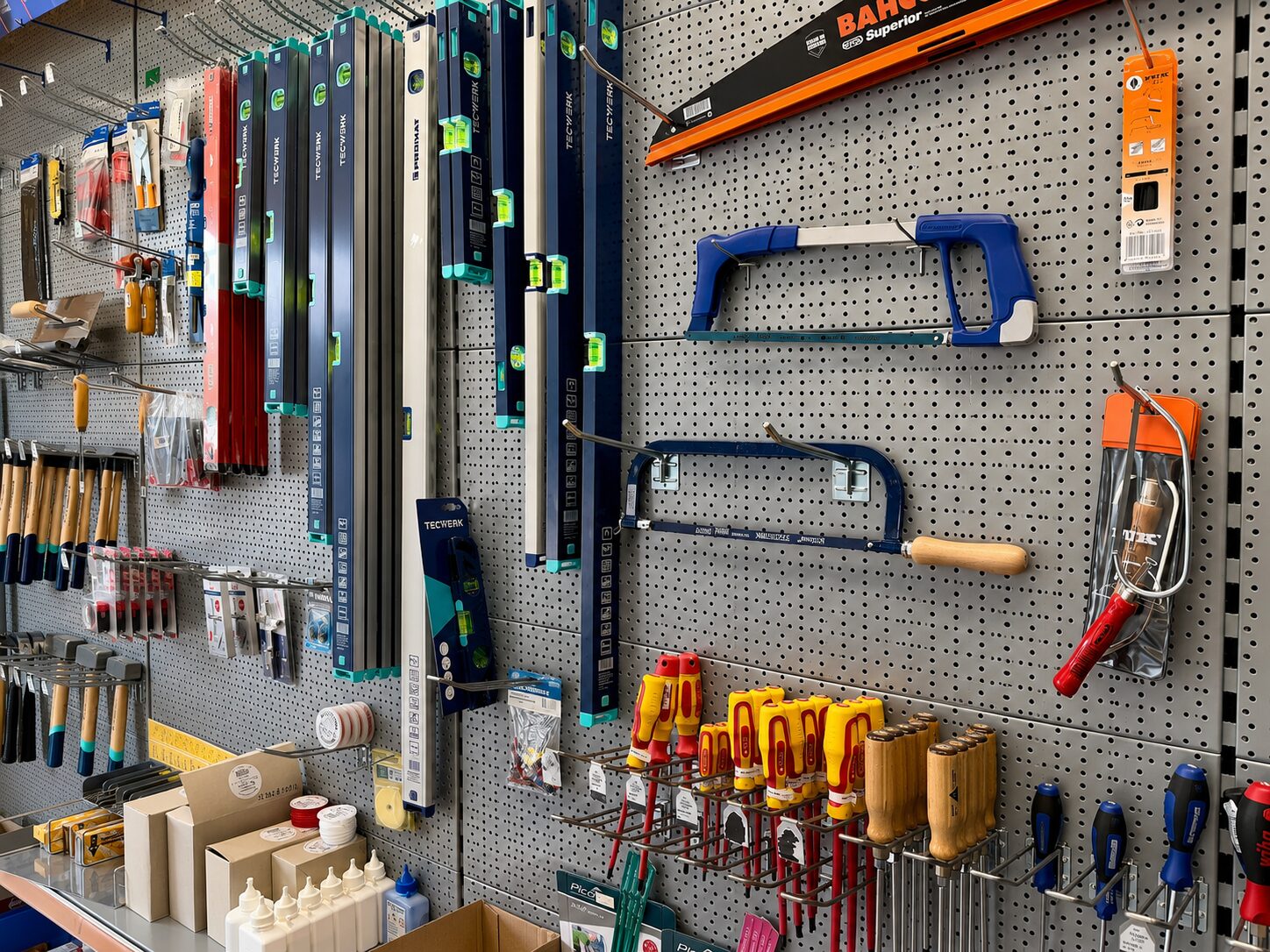 Wand mit Sägen und Handwerkzeug im Fachgeschäft